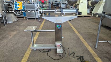 Semi-automatic stainless steel liquid filling machine with 1 nozzle.